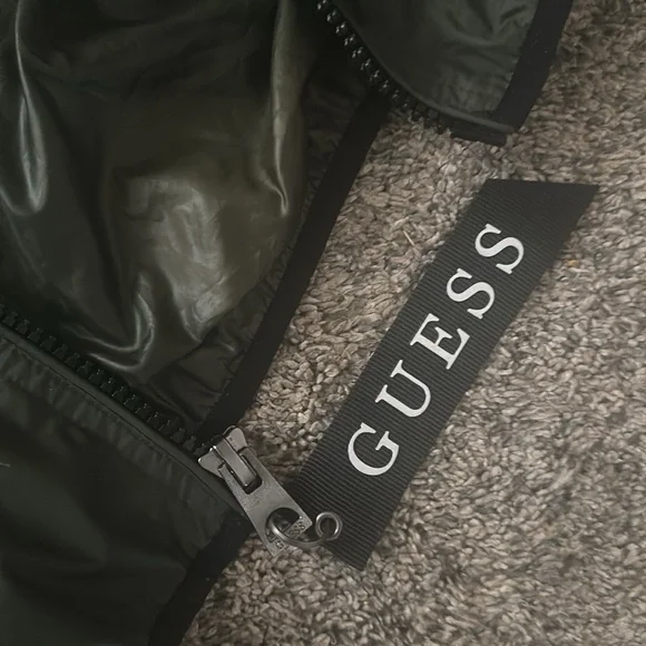 Guess army green windbreaker size large - Picture 4 of 4